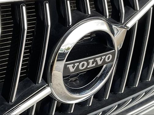 Bright Silver Metallic 2018 Volvo XC60 T5 Inscription
