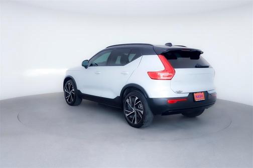 2022 Volvo XC40 T5 R-Design