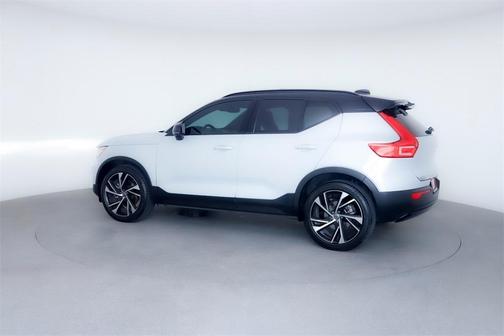 2022 Volvo XC40 T5 R-Design