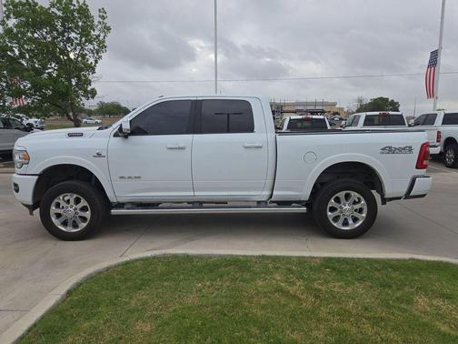 Bright White Clearcoat 2022 RAM 2500 Laramie Crew Cab 4x4 6'4' Box