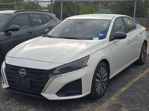 Glacier White 2025 Nissan Altima 2.5 SV