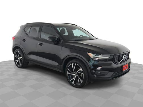 Onyx Black Metallic 2021 Volvo XC40 T4 R-Design
