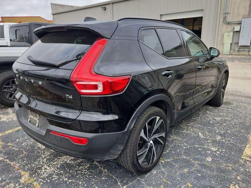 Onyx Black Metallic 2021 Volvo XC40 T4 R-Design