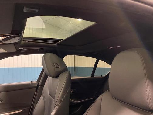 Photo 2 of 32 of 2019 BMW 330 i xDrive