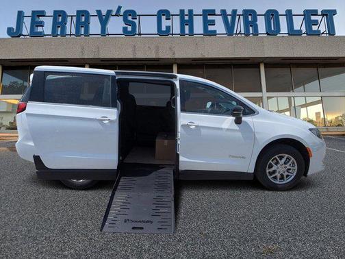 2025 Chrysler Voyager LX