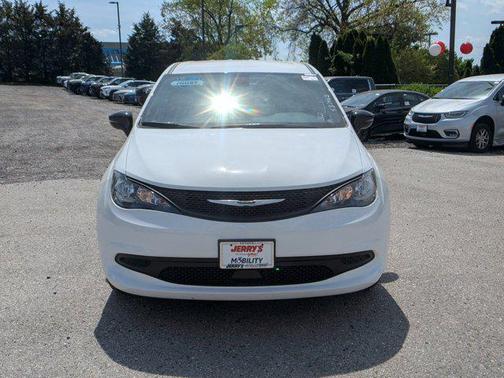 2025 Chrysler Voyager LX