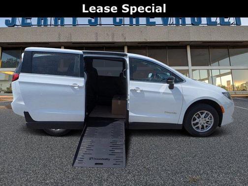 2025 Chrysler Voyager LX