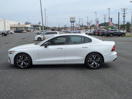 2024 Volvo S60 B5 Core Dark Theme