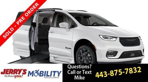 Brilliant Black Crystal Pearlcoat 2023 Chrysler Pacifica Touring L
