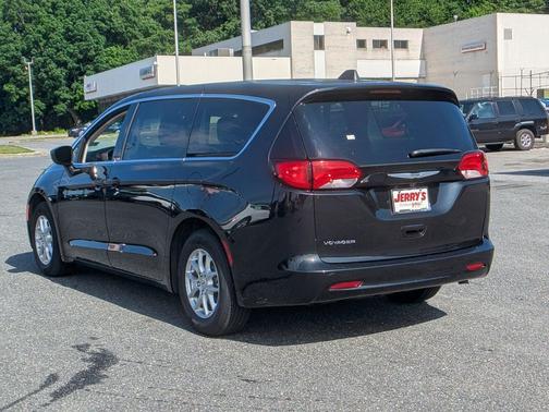 Brilliant Black Crystal Pearlcoat 2023 Chrysler Voyager LX