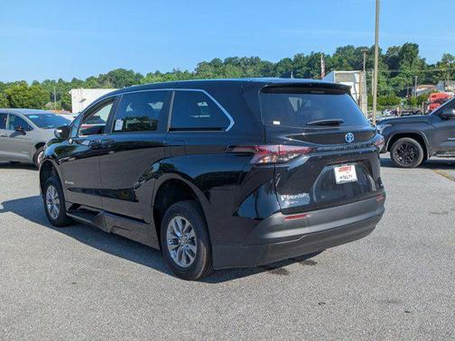 2025 Toyota Sienna LE