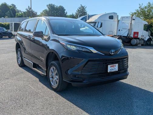 Midnight Black Metallic 2025 Toyota Sienna LE