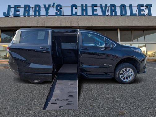 2025 Toyota Sienna LE