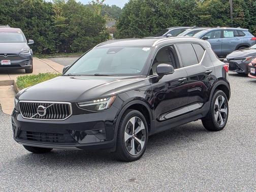 Onyx Black Metallic 2023 Volvo XC40 B5 Plus Bright Theme