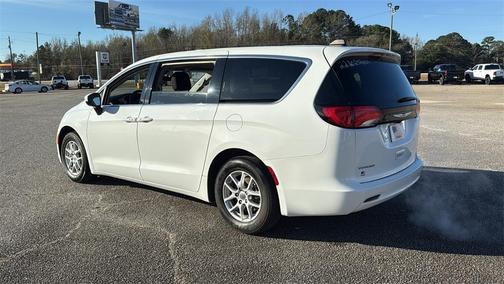 2022 Chrysler Voyager LX