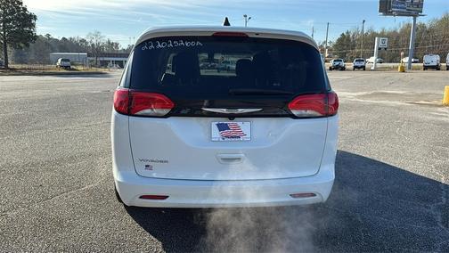 2022 Chrysler Voyager LX