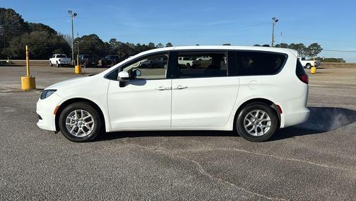 2022 Chrysler Voyager LX