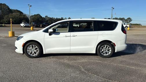 2022 Chrysler Voyager LX