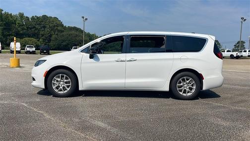 2025 Chrysler Voyager LX