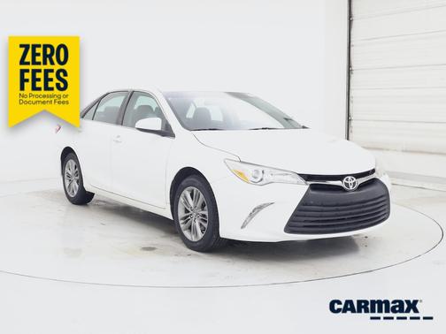 White 2017 Toyota Camry SE