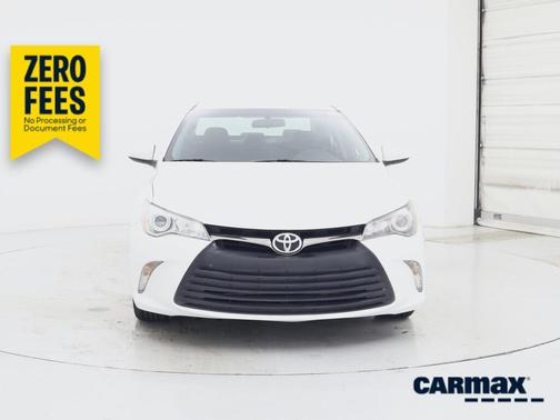 White 2017 Toyota Camry SE