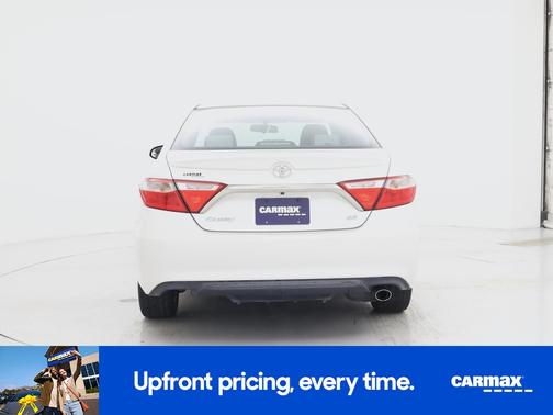 White 2017 Toyota Camry SE