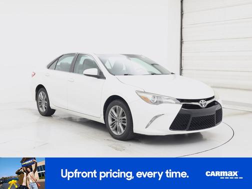 White 2017 Toyota Camry SE