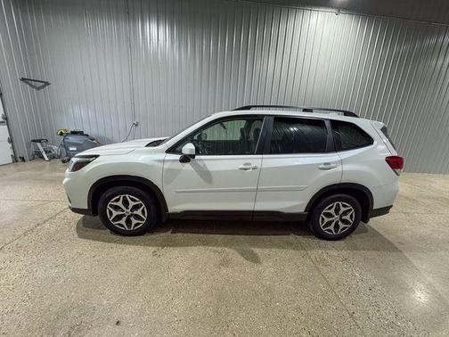 Crystal White Pearl 2019 Subaru Forester Premium
