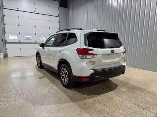 Crystal White Pearl 2019 Subaru Forester Premium