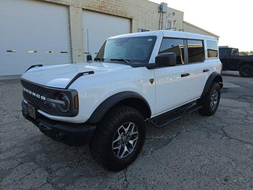 Oxford White 2025 Ford Bronco Badlands