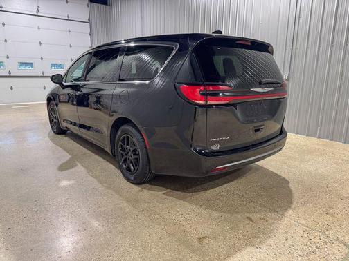Diamond Black Crystal Pearlcoat 2024 Chrysler Pacifica Touring L