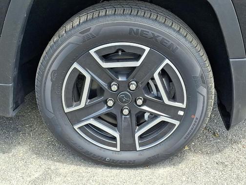 Diamond Black 2026 Jeep Cherokee LAREDO/LIMITED