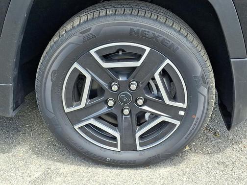 Diamond Black 2026 Jeep Cherokee LAREDO/LIMITED