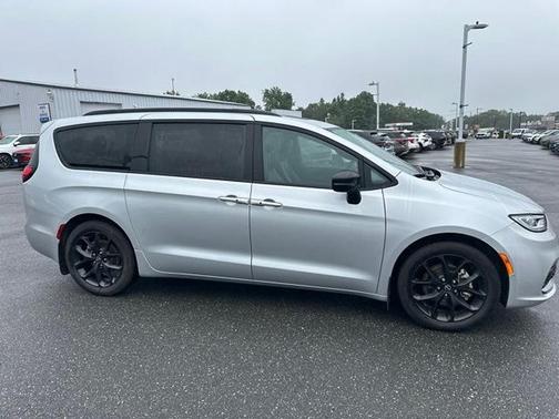 Silver Mist Clearcoat 2026 Chrysler Pacifica Limited
