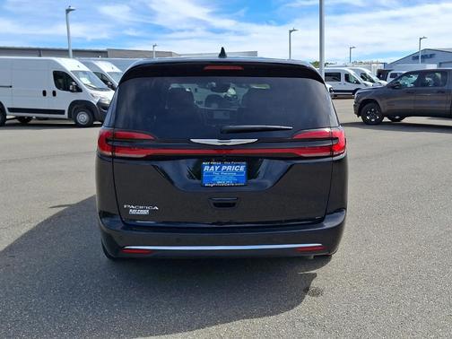 Diamond Black 2026 Chrysler Pacifica Select