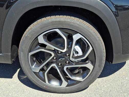 Mosaic Black Metallic 2026 Chevrolet Trax 2RS