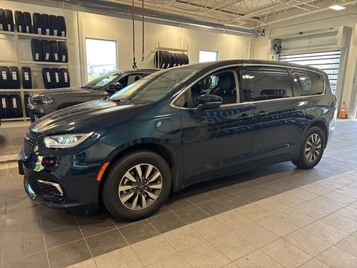 2023 Chrysler Pacifica Hybrid Touring L