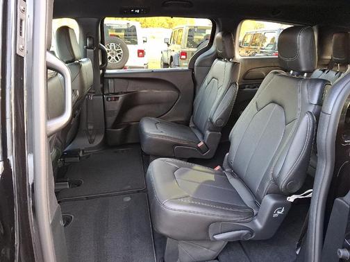 2026 Chrysler Voyager LX