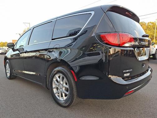 2026 Chrysler Voyager LX