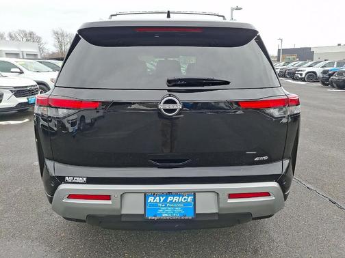 2023 Nissan Pathfinder SL