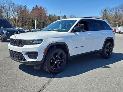 Bright White Clearcoat 2024 Jeep Grand Cherokee Laredo