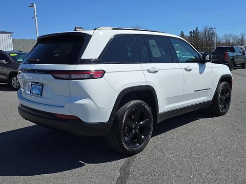 Bright White Clearcoat 2024 Jeep Grand Cherokee Laredo