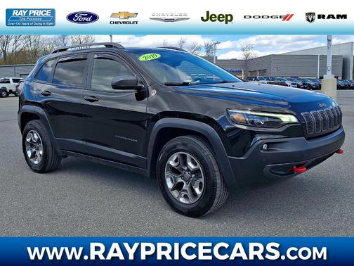 Diamond Black Crystal Pearlcoat 2019 Jeep Cherokee Trailhawk