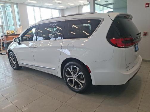2026 Chrysler Pacifica Pinnacle AWD