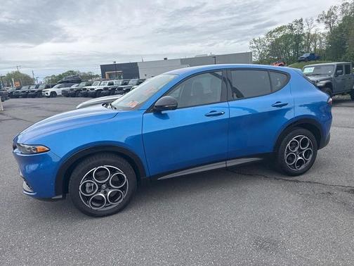 Blue Metallic 2025 Alfa Romeo Tonale Base