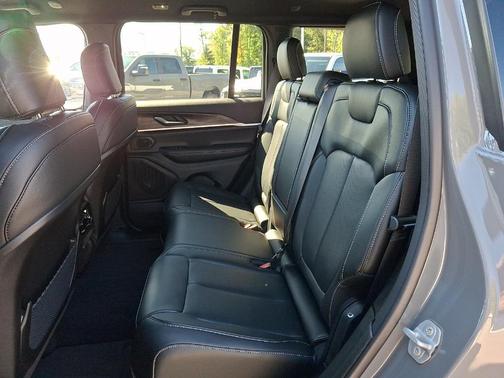 Sting Gray Clearcoat 2027 Jeep Grand Cherokee Limited