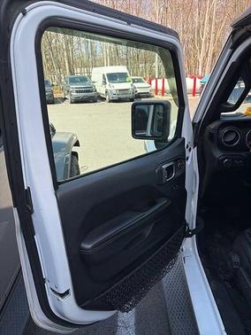 Bright White Clearcoat 2018 Jeep Wrangler Unlimited Sahara