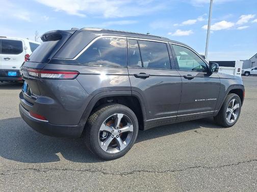 Metallic 2026 Jeep Grand Cherokee Limited 4x4