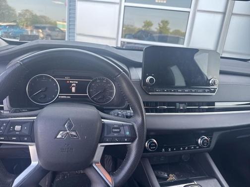 2023 Mitsubishi Outlander SE