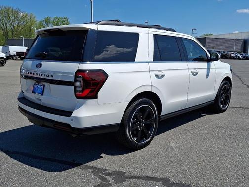 Star White Metallic Tri-Coat 2022 Ford Expedition Limited